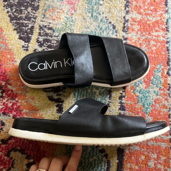 Calvin Klein Women's sz 10 Diona Flat Sandals Black Leather - Picture 3 of 4